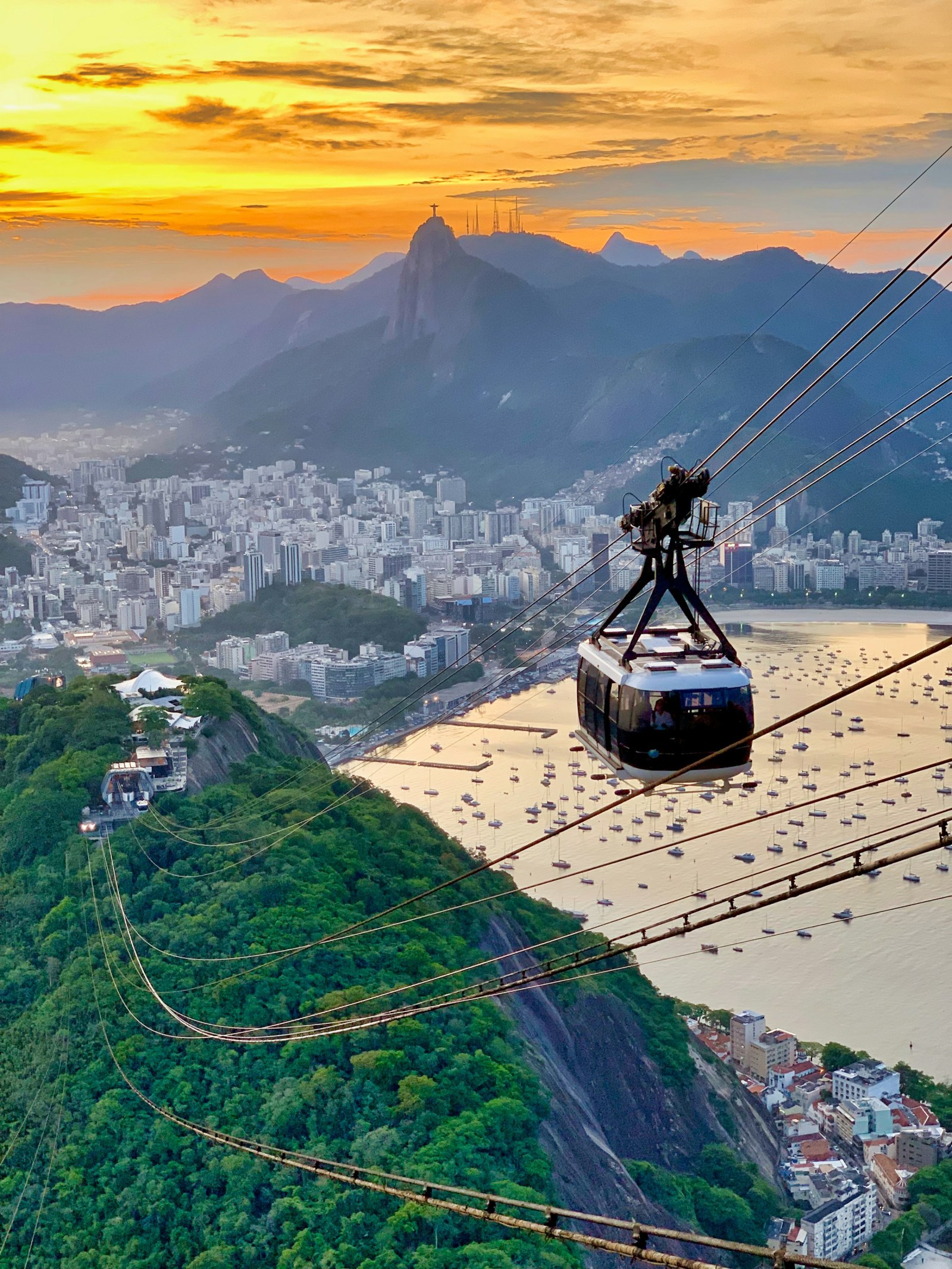 Una cabina del teleférico del Pão de Açúcar suspendida sobre la bahía, con Río de Janeiro y sus morros al fondo