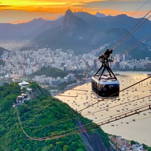 Una cabina del teleférico del Pão de Açúcar suspendida sobre la bahía, con Río de Janeiro y sus morros al fondo