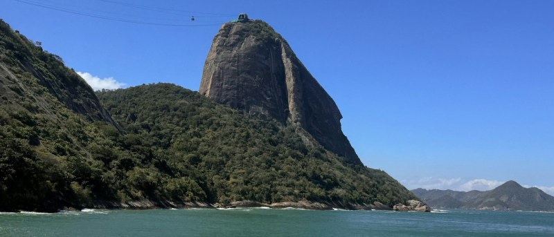 El Pão de Açúcar con los cables del teleférico sobre la bahía de Guanabara en un día despejado