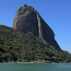 El Pão de Açúcar con los cables del teleférico sobre la bahía de Guanabara en un día despejado
