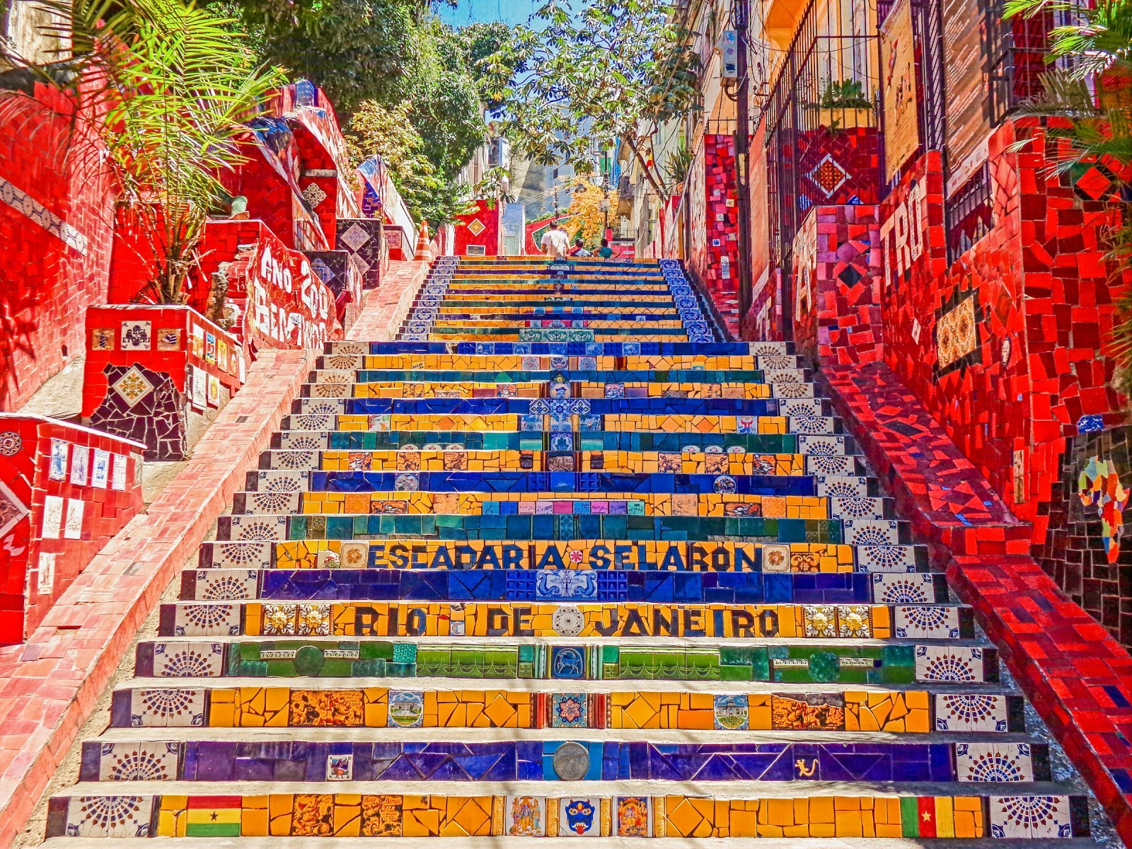 Los escalones de azulejos rojos, azules y amarillos de la Escadaria Selarón, entre Lapa y Santa Teresa