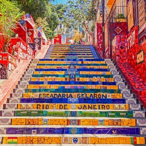 Los escalones de azulejos rojos, azules y amarillos de la Escadaria Selarón, entre Lapa y Santa Teresa