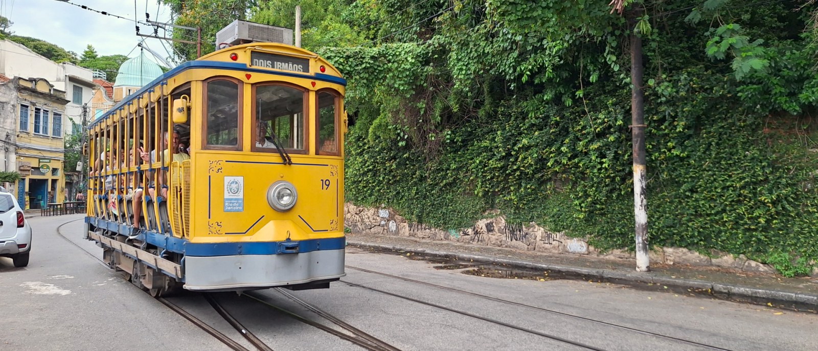 El tranvía amarillo de Santa Teresa recorre una calle empedrada del barrio bohemio de Río de Janeiro