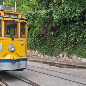 El tranvía amarillo de Santa Teresa recorre una calle empedrada del barrio bohemio de Río de Janeiro