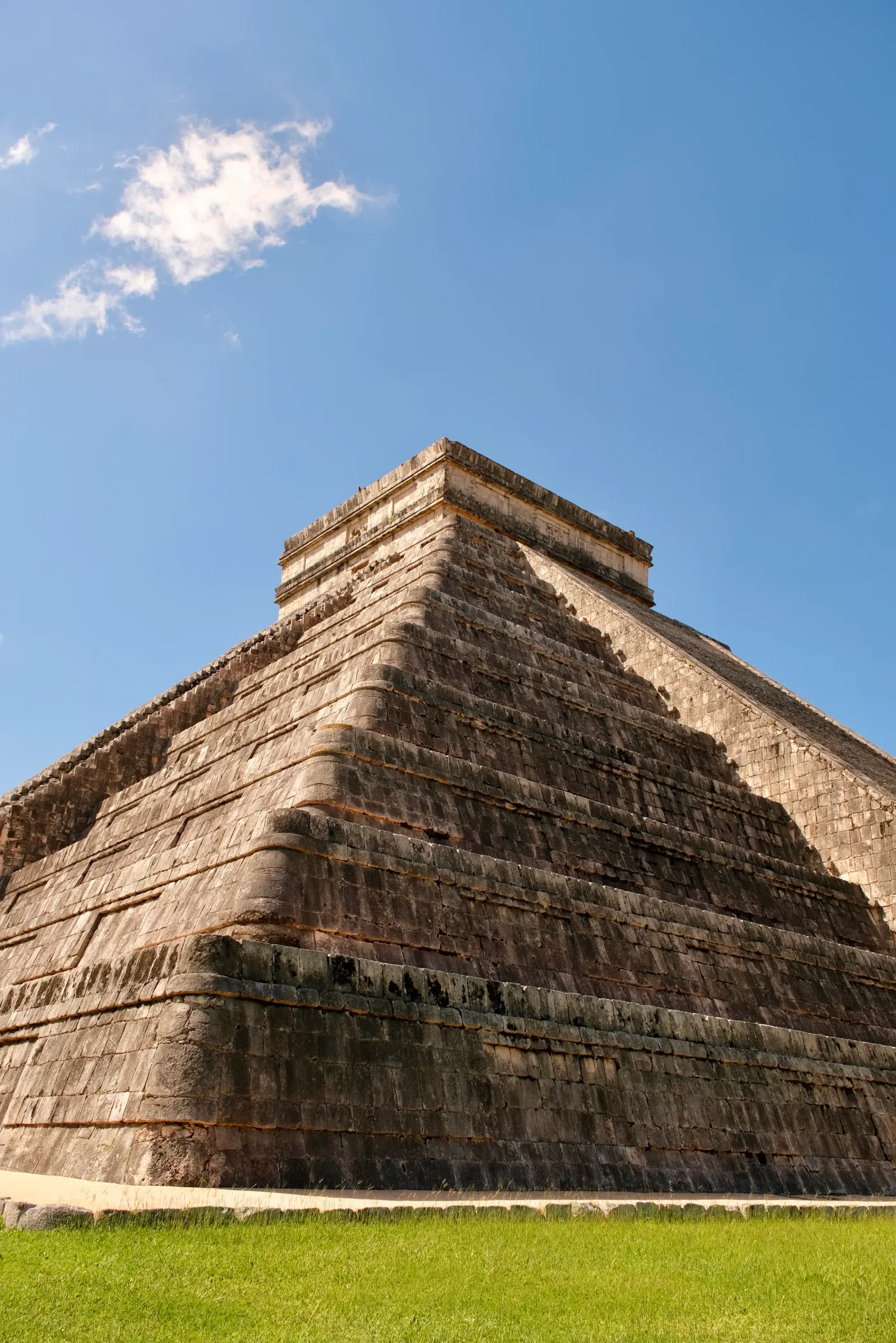 La pirámide de Kukulcán en Chichén Itzá bajo un cielo azul despejado