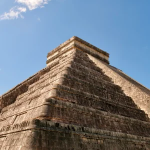 La pirámide de Kukulcán en Chichén Itzá bajo un cielo azul despejado