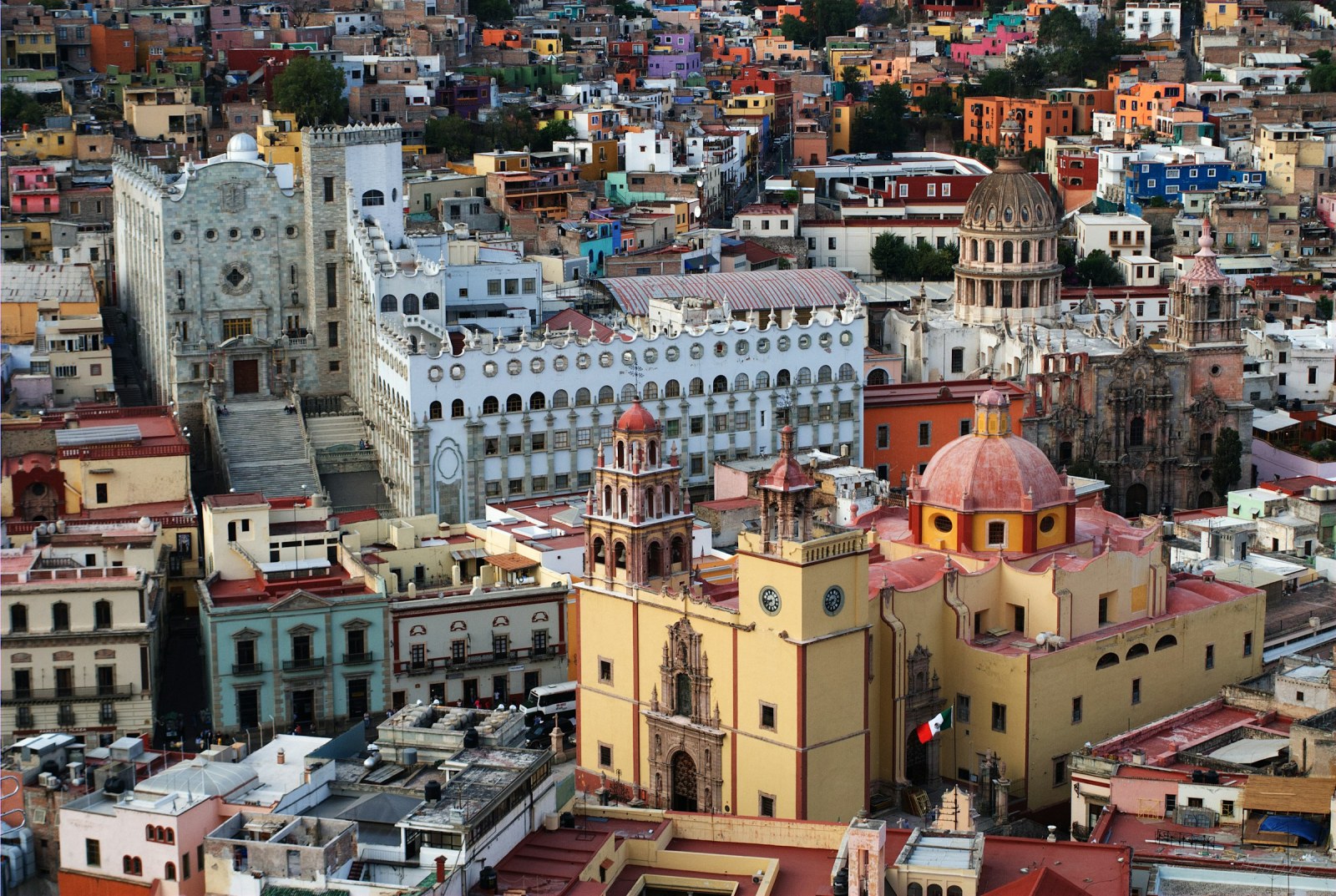Vista aérea de las casas de colores de Guanajuato capital desde un mirador