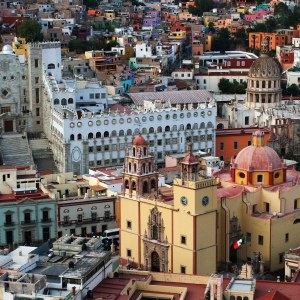 Vista aérea de las casas de colores de Guanajuato capital desde un mirador