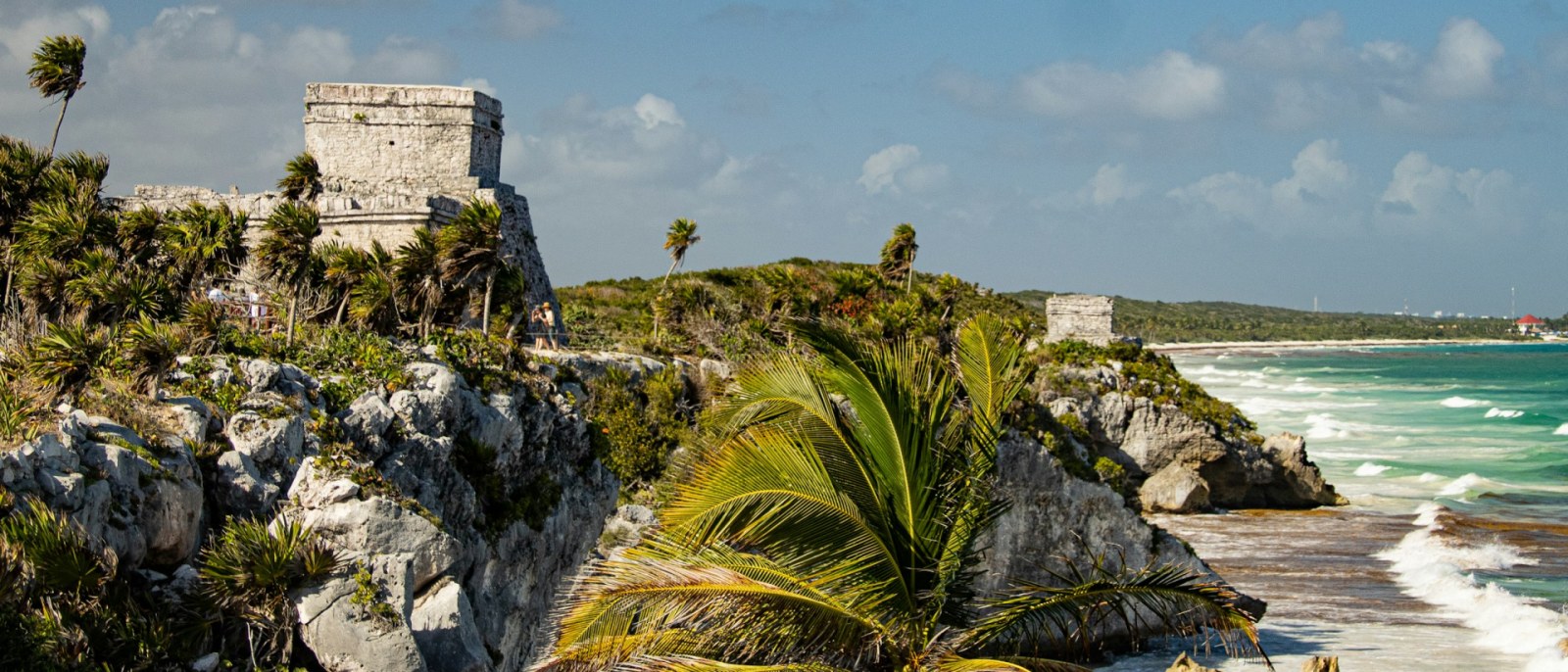 Las ruinas mayas de Tulum coronando un acantilado sobre el mar turquesa del Caribe mexicano