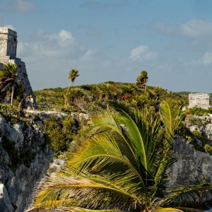 Las ruinas mayas de Tulum coronando un acantilado sobre el mar turquesa del Caribe mexicano