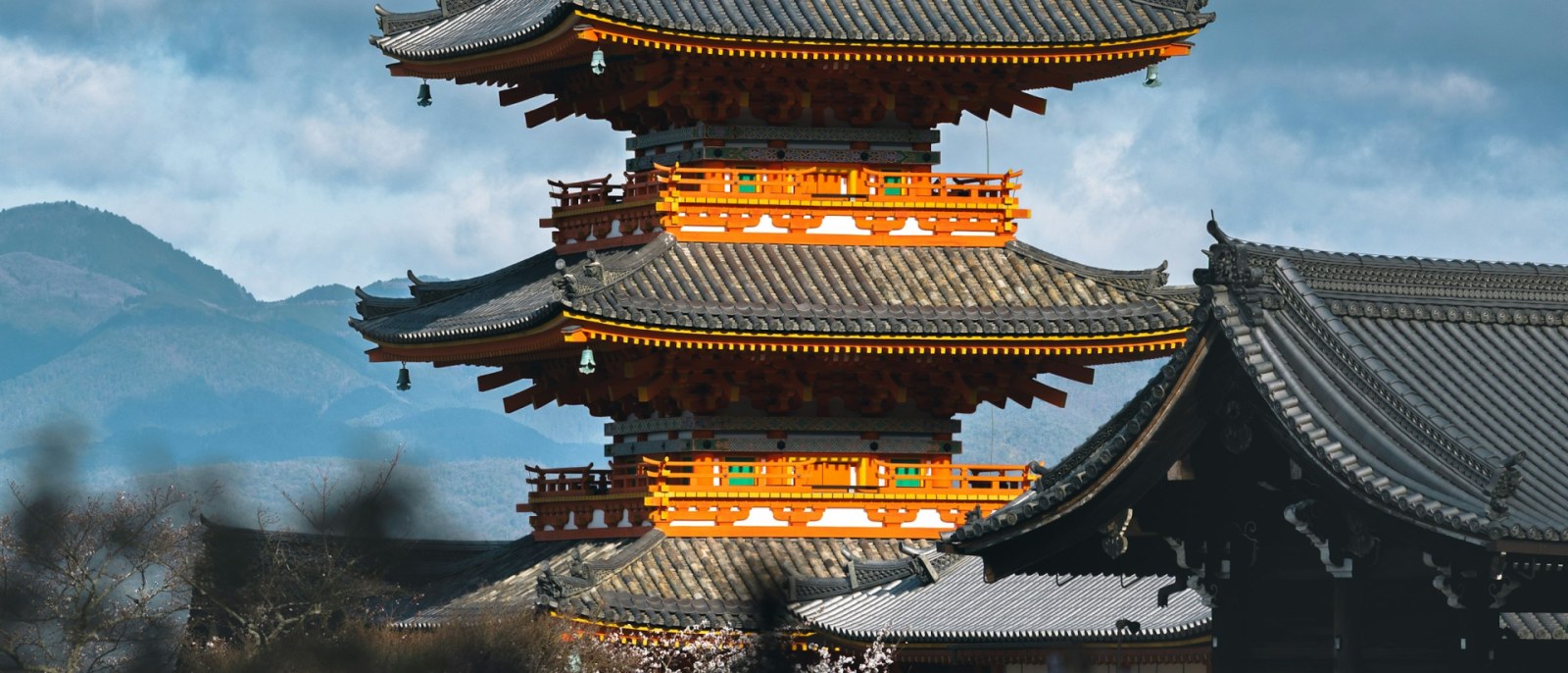 Pagoda de varios niveles del templo Kiyomizu-dera en Kioto, Japón, fotografiada desde abajo