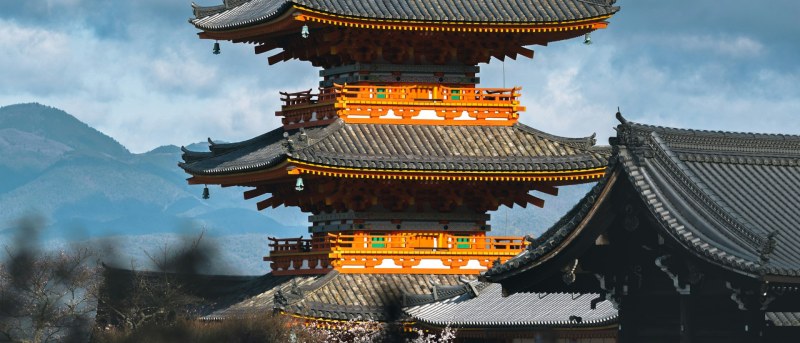 Pagoda de varios niveles del templo Kiyomizu-dera en Kioto, Japón, fotografiada desde abajo