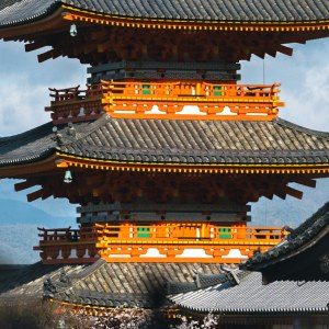 Pagoda de varios niveles del templo Kiyomizu-dera en Kioto, Japón, fotografiada desde abajo