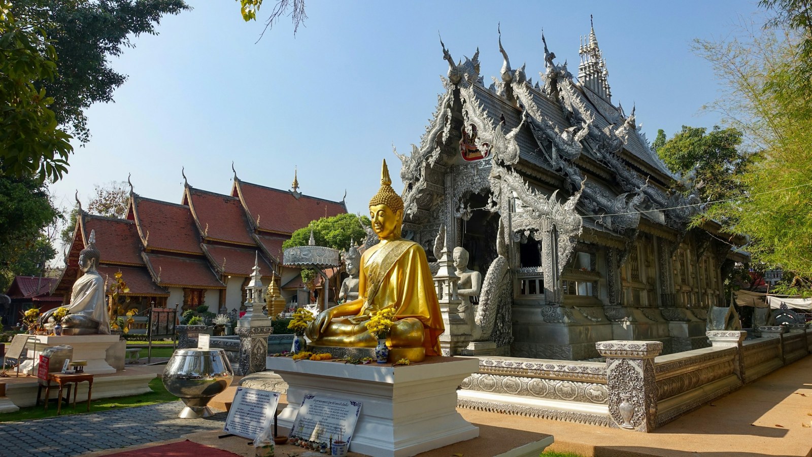 Estatua dorada de Buda con foco selectivo en un templo de Chiang Mai, Tailandia