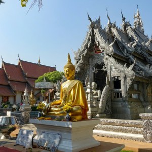 Estatua dorada de Buda con foco selectivo en un templo de Chiang Mai, Tailandia