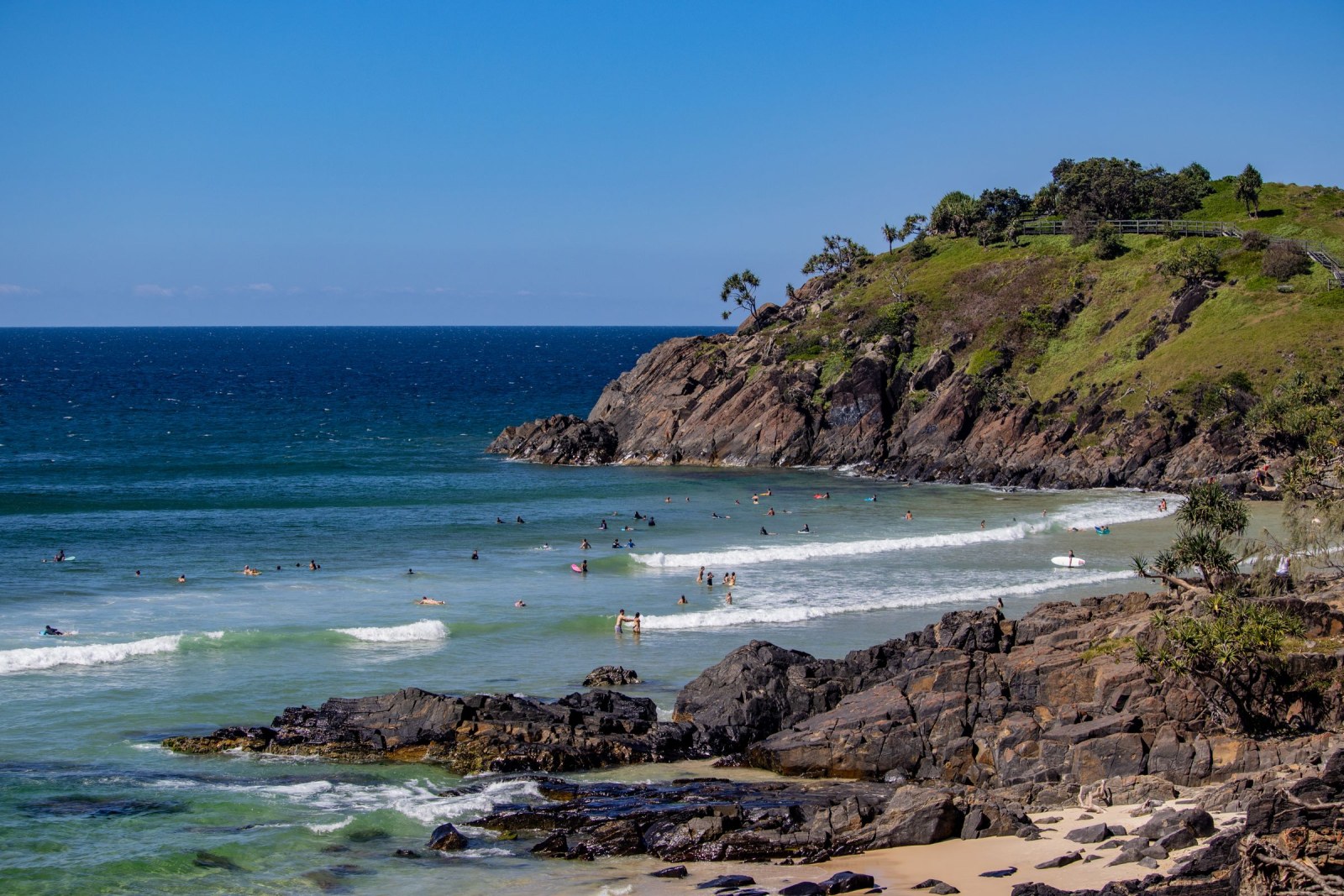 Vista panorámica de Cabarita Beach, con rocas, olas y la costa del Tweed al atardecer