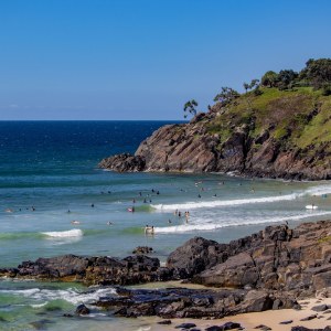 Vista panorámica de Cabarita Beach, con rocas, olas y la costa del Tweed al atardecer