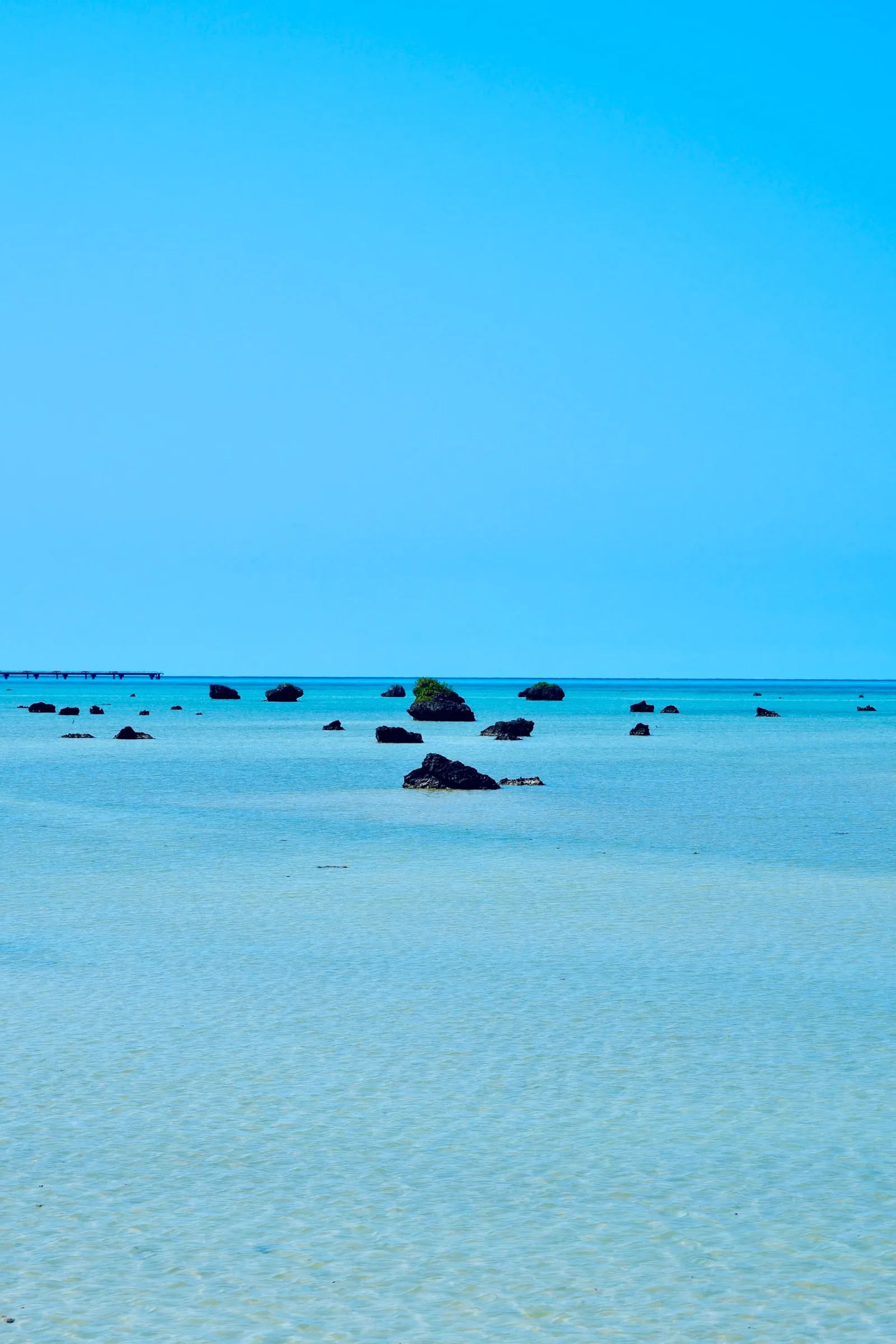 Aguas turquesas y tranquilas de una playa de Okinawa, en el sur de Japón