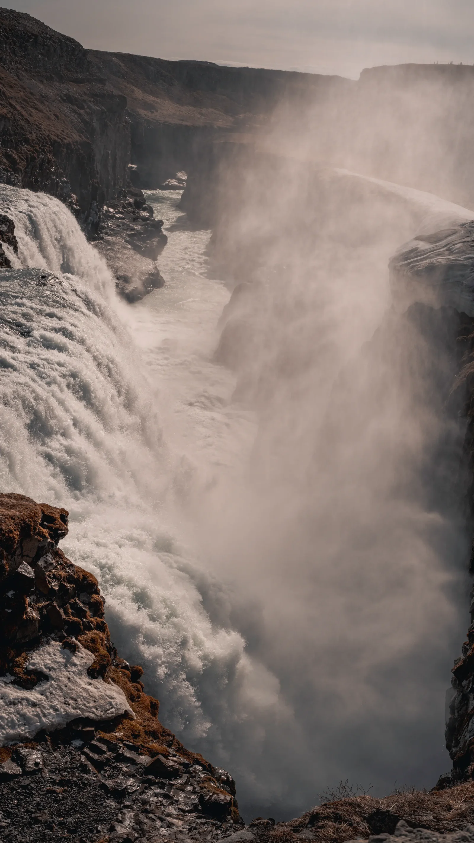 La cascada de Gullfoss cayendo con fuerza en el paisaje salvaje de Islandia