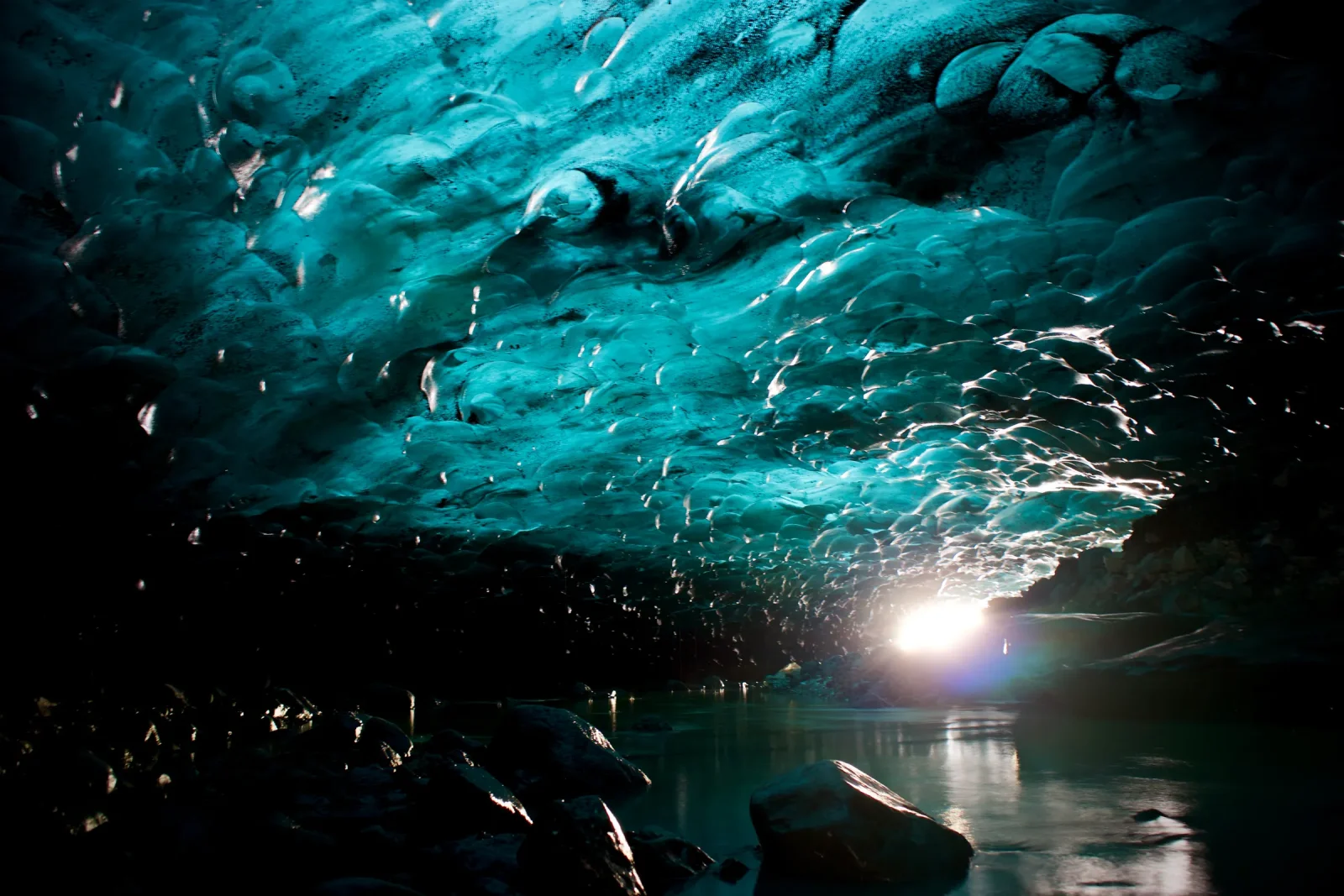 Interior de una cueva de hielo azul natural en un glaciar de Islandia