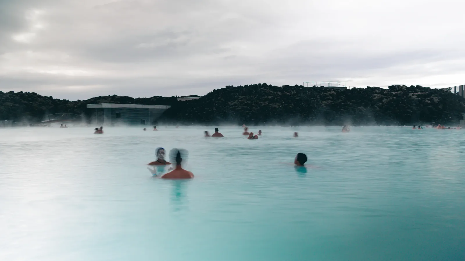 Personas relajándose en las aguas termales de la Laguna Azul, en Islandia