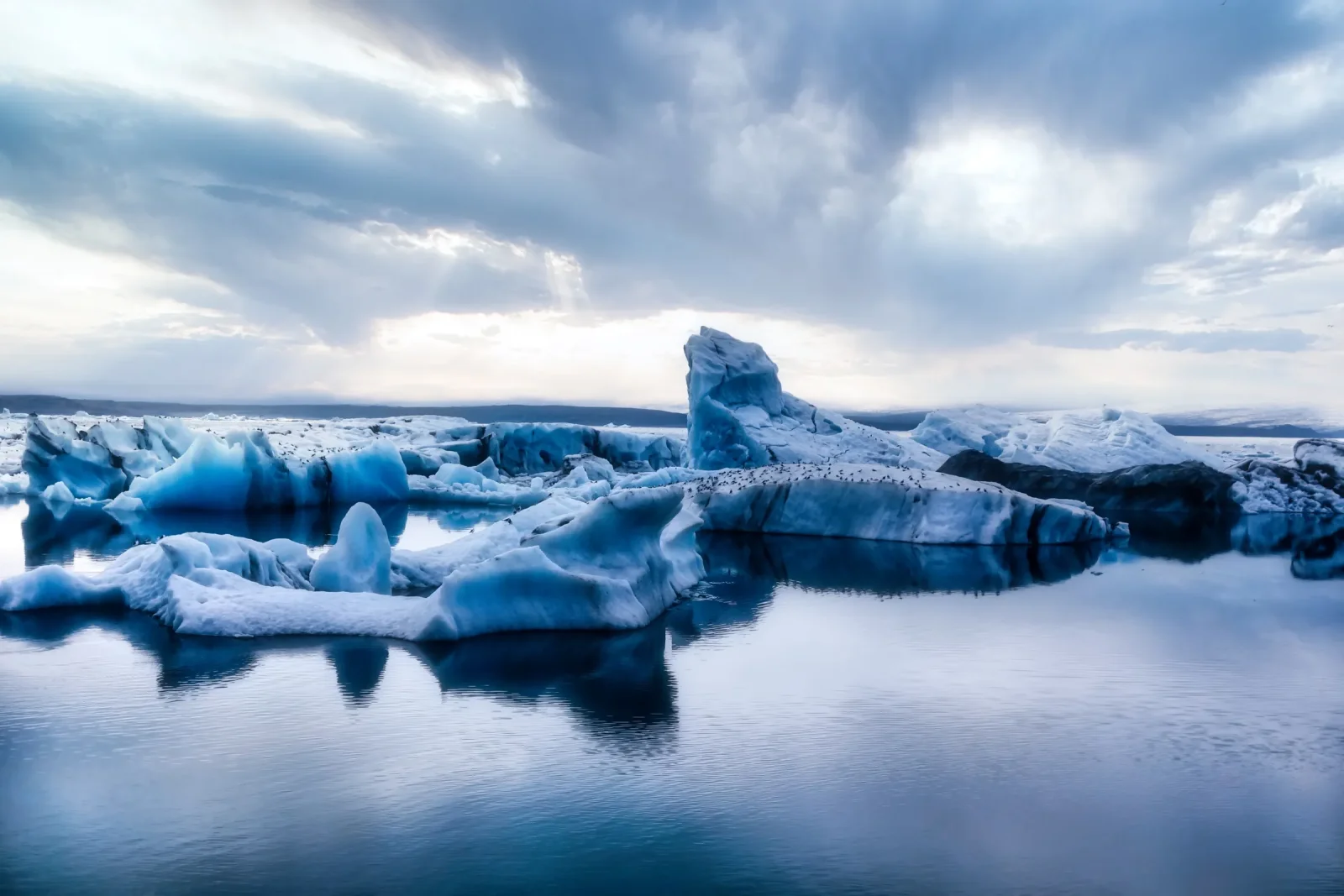 Icebergs flotando en la laguna glaciar de Jökulsárlón, en el sur de Islandia