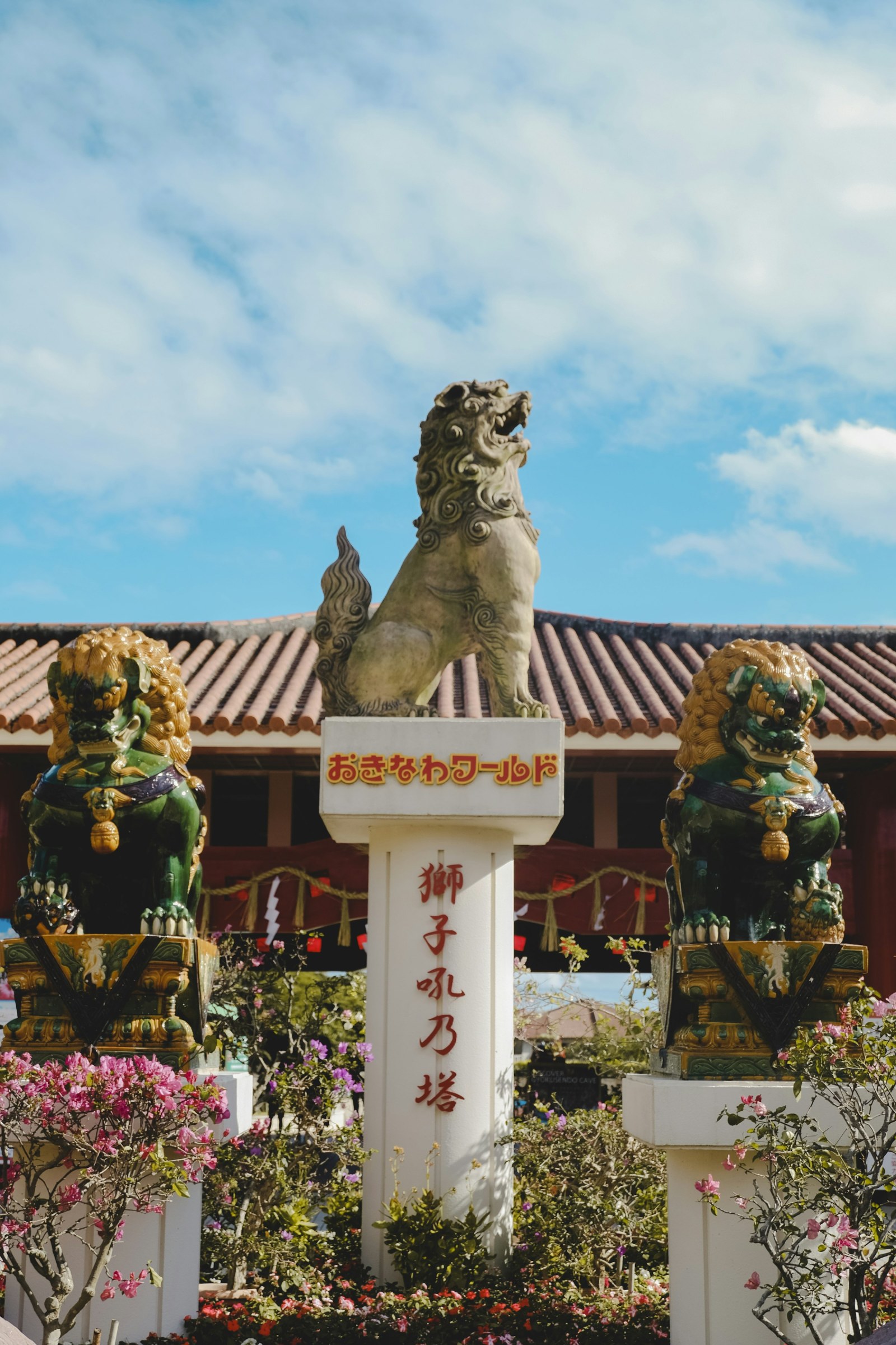 Estatua de un shisa, el león guardián tradicional de Okinawa, en el parque Okinawa World de Nanjo