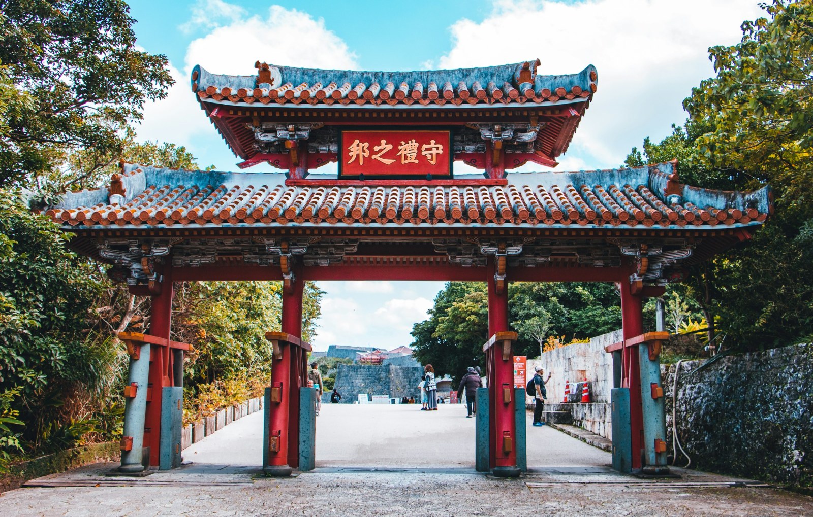 Edificio tradicional de tejado rojo y arquitectura ryukyu en Naha, Okinawa