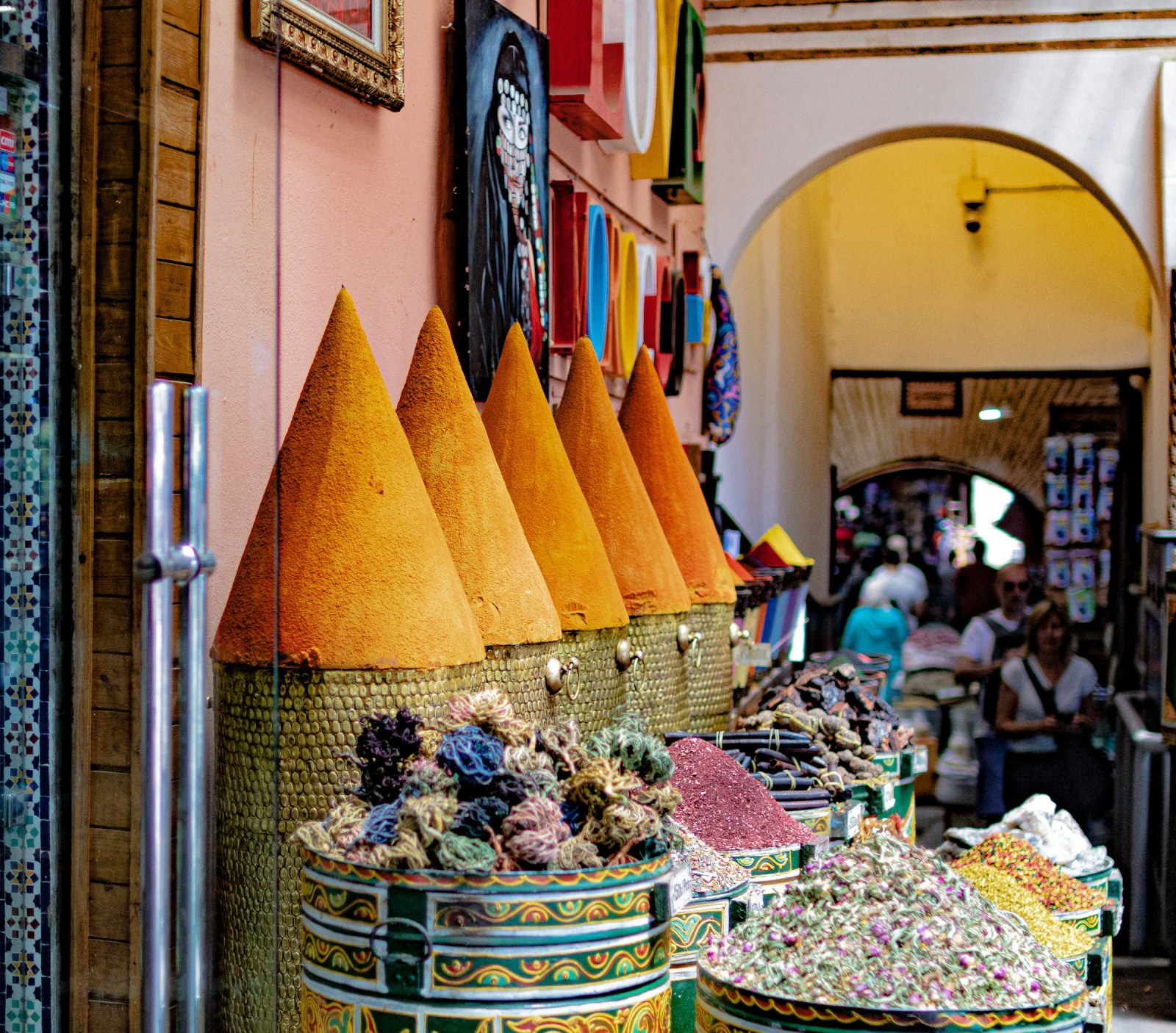 Cestas repletas de especias y hierbas de colores en un mercado de especias de Marrakech.
