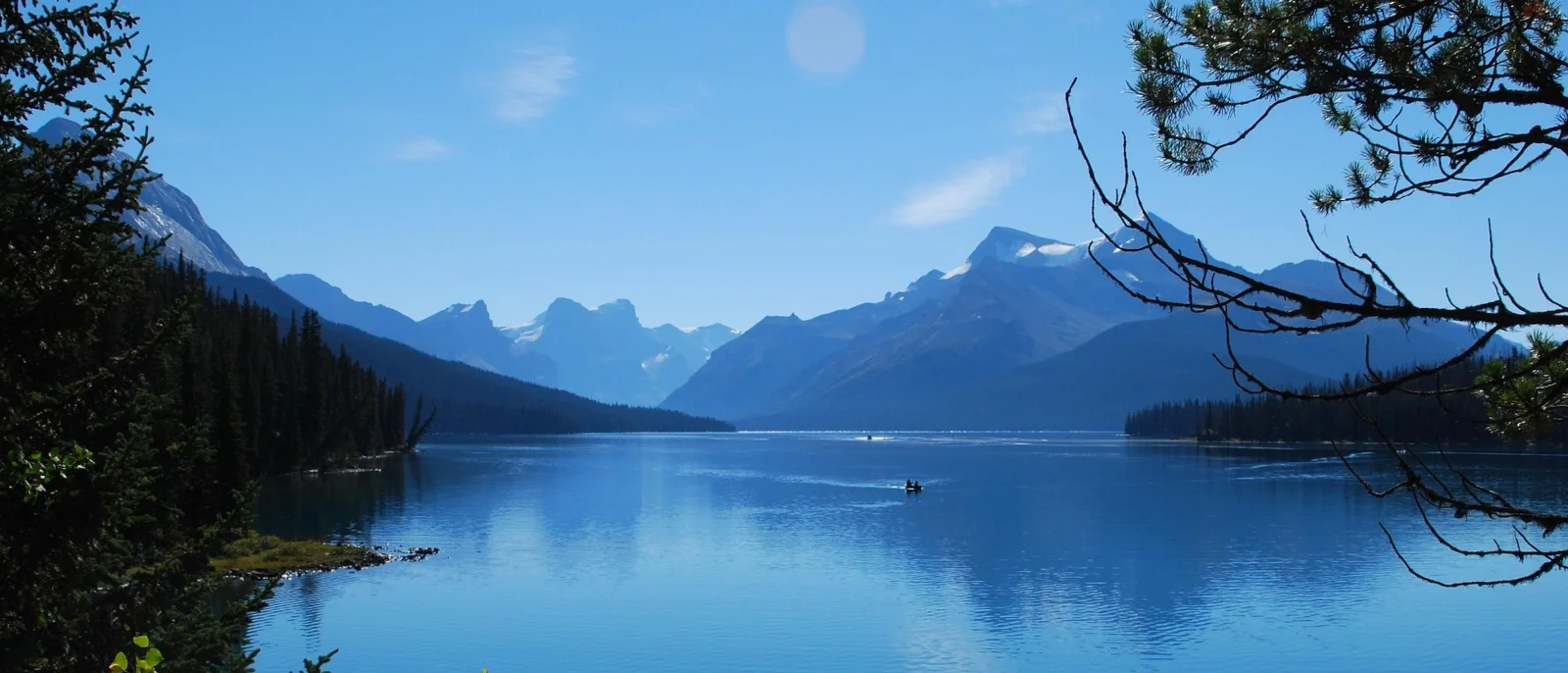 Lago y montañas en la Columbia Británica, Canadá.