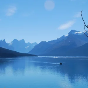 Lago y montañas en la Columbia Británica, Canadá.