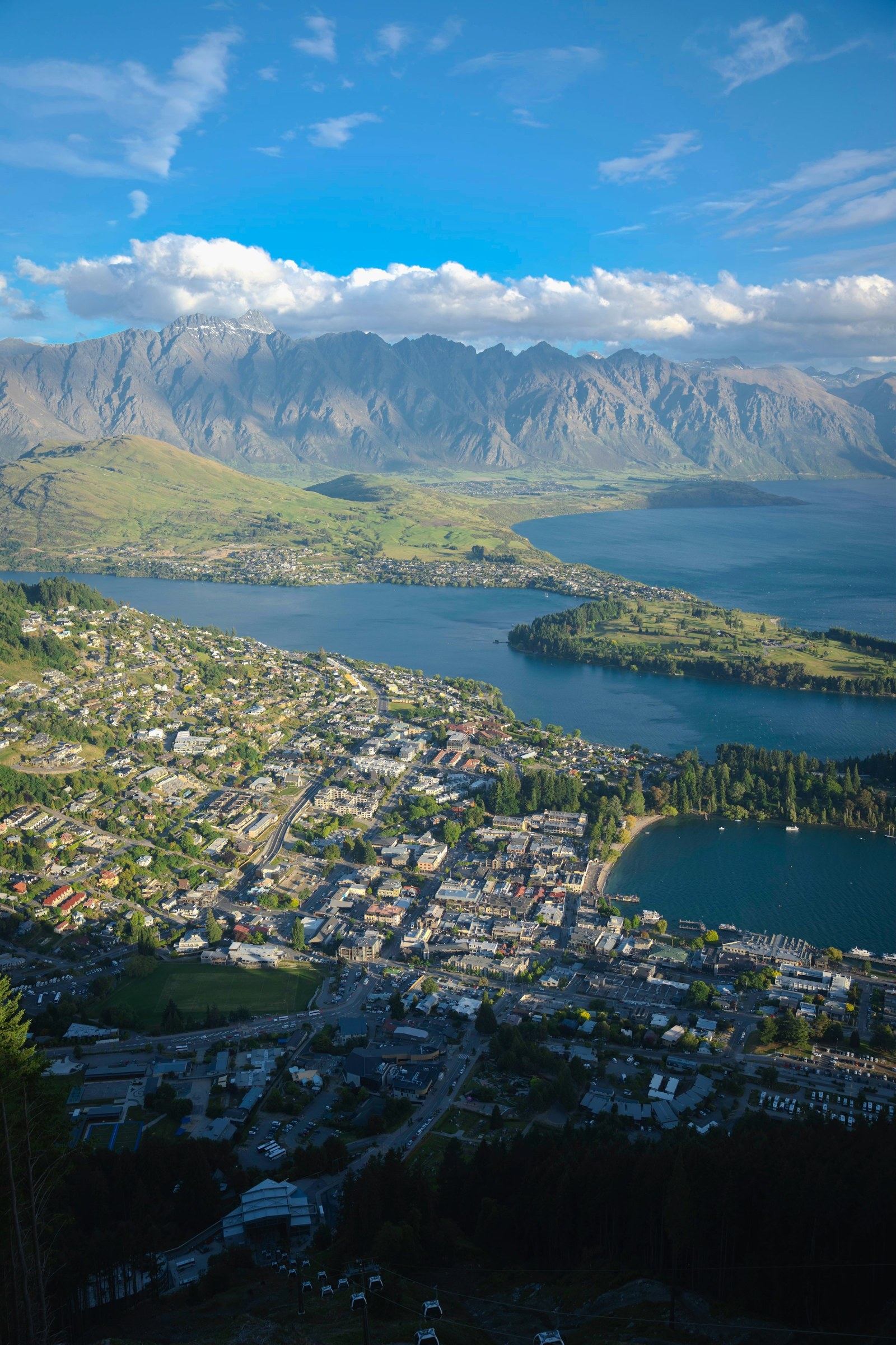 Vista aérea de Queenstown junto al lago Wakatipu y las montañas Remarkables, en la Isla Sur de Nueva Zelanda