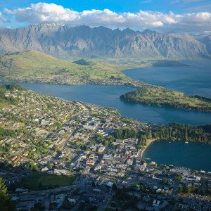 Vista aérea de Queenstown junto al lago Wakatipu y las montañas Remarkables, en la Isla Sur de Nueva Zelanda