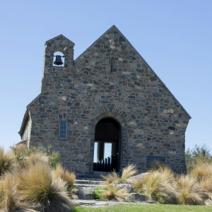 La iglesia de piedra del Buen Pastor junto a las aguas turquesa del lago Tekapo, en la Isla Sur de Nueva Zelanda