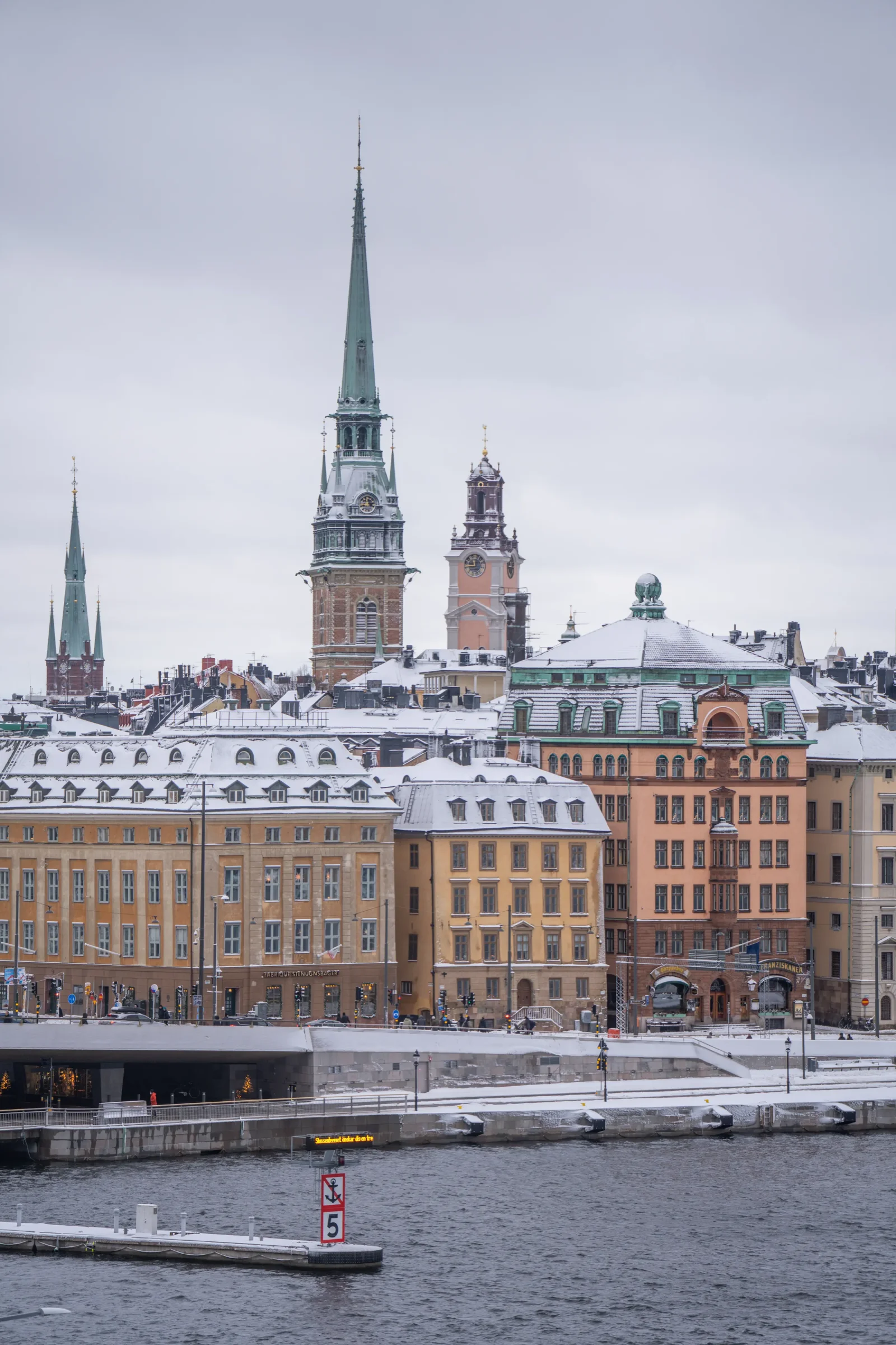 Edificios del centro de Estocolmo cubiertos de nieve en una escena de invierno