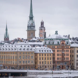 Edificios del centro de Estocolmo cubiertos de nieve en una escena de invierno