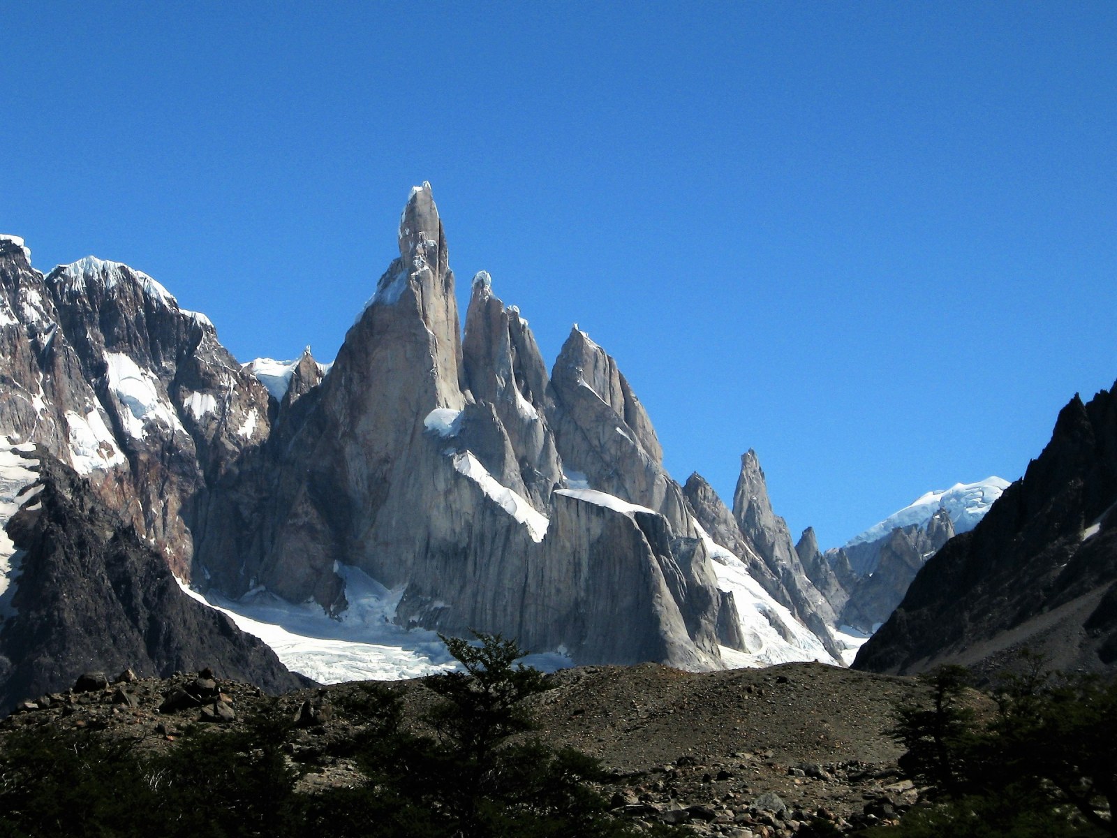 El macizo del Fitz Roy y el Cerro Torre cubiertos de nieve, cerca de El Chaltén, en la Patagonia argentina