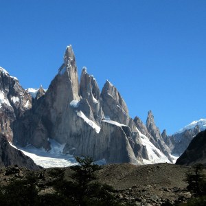 El macizo del Fitz Roy y el Cerro Torre cubiertos de nieve, cerca de El Chaltén, en la Patagonia argentina