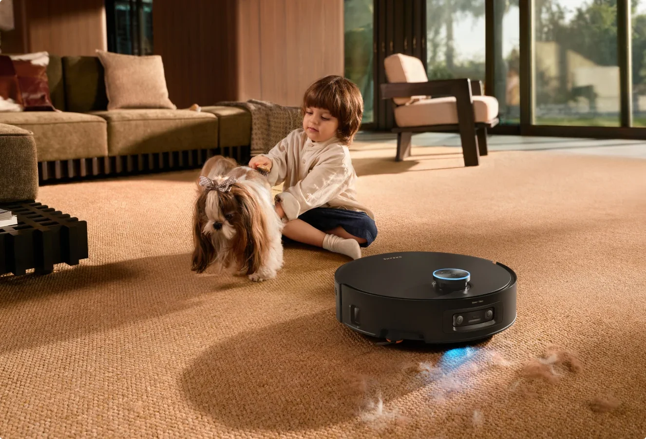 Robot Dreame Aqua20 Pro Ultra Roller X Complete limpiando una alfombra en un salón junto a una mascota
