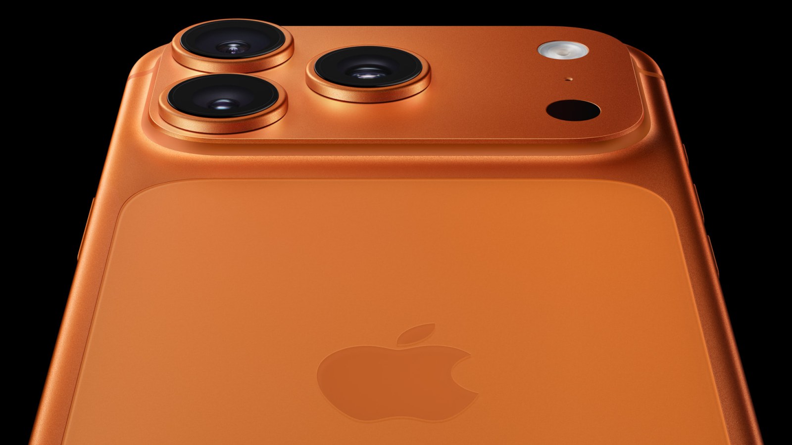 Primer plano del módulo de cámaras del iPhone 17 Pro en naranja cósmico