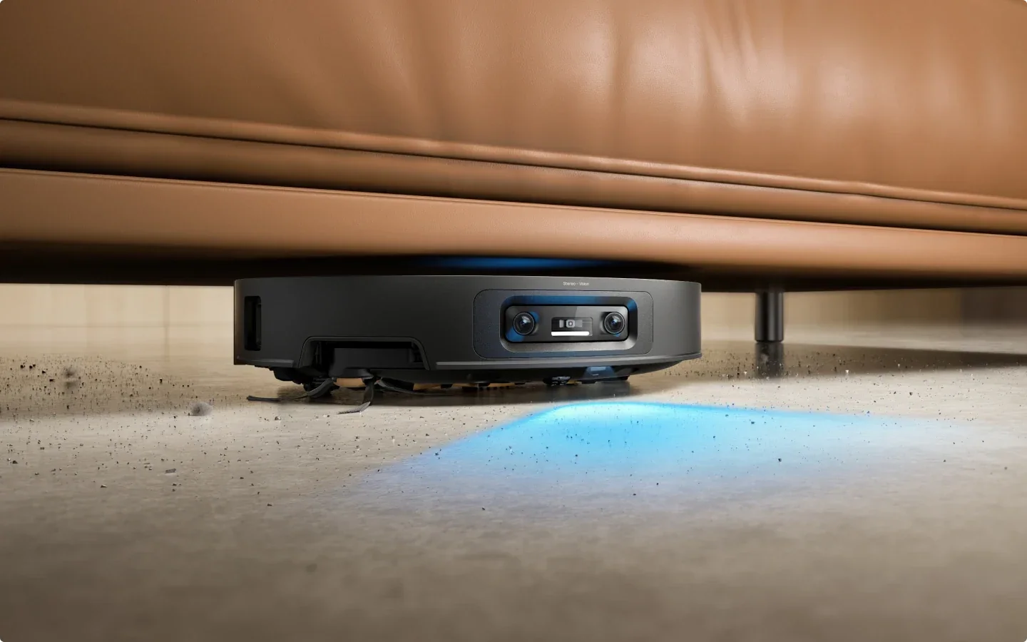 El robot Dreame X60 Max Ultra se desliza bajo un sofá gracias a su perfil ultrafino