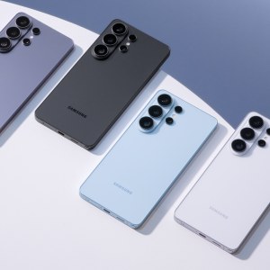 Cuatro unidades del Samsung Galaxy S26 Ultra de espaldas, una en cada color disponible