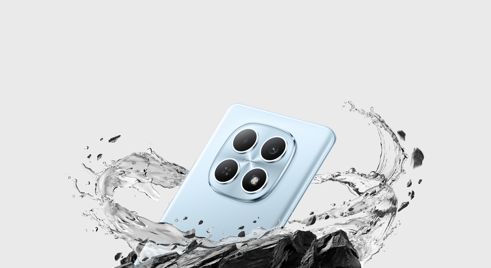 Parte trasera del Redmi Note 15 en azul claro con salpicaduras de agua, mostrando su resistencia