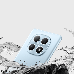 Parte trasera del Redmi Note 15 en azul claro con salpicaduras de agua, mostrando su resistencia