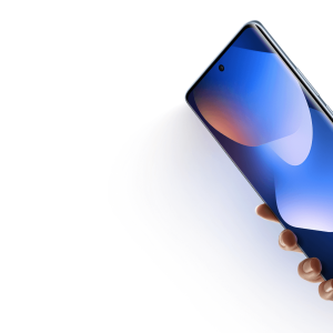 Redmi Note 15 sujeto en la mano con la pantalla encendida