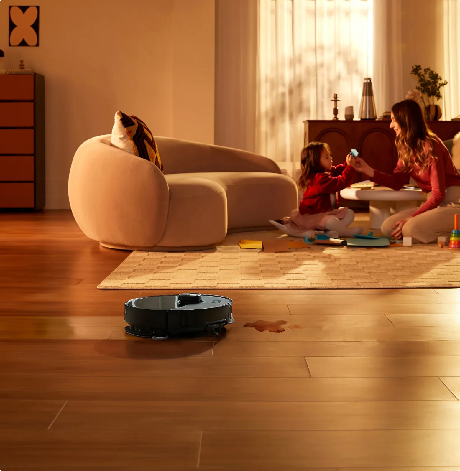 El Roborock S8 MaxV Ultra en un salón cálido con sofá y alfombra