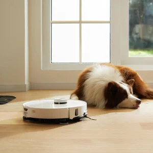 El Roborock S8 MaxV Ultra limpia cerca de un perro que duerme en el suelo