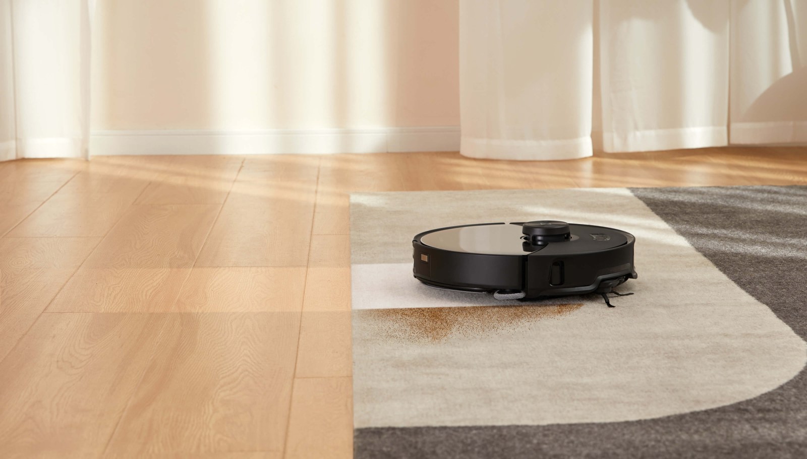 El Roborock S8 MaxV Ultra limpia un suelo de madera junto a una alfombra