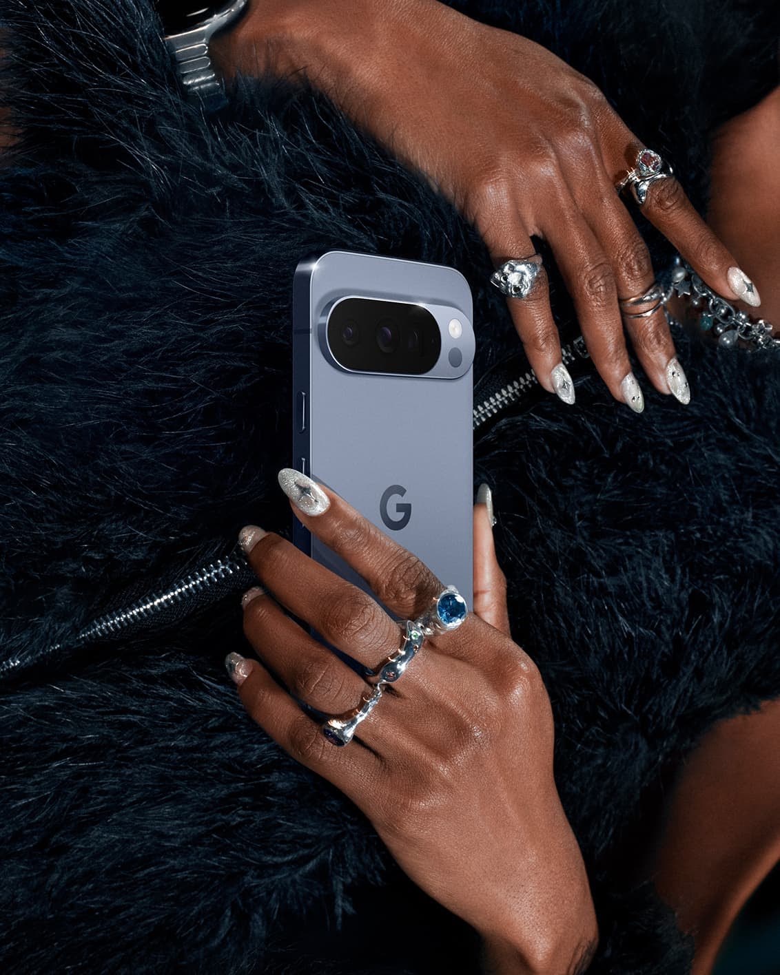 Una mano sostiene un Google Pixel 10 Pro XL gris sobre un fondo oscuro