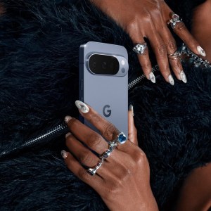 Una mano sostiene un Google Pixel 10 Pro XL gris sobre un fondo oscuro